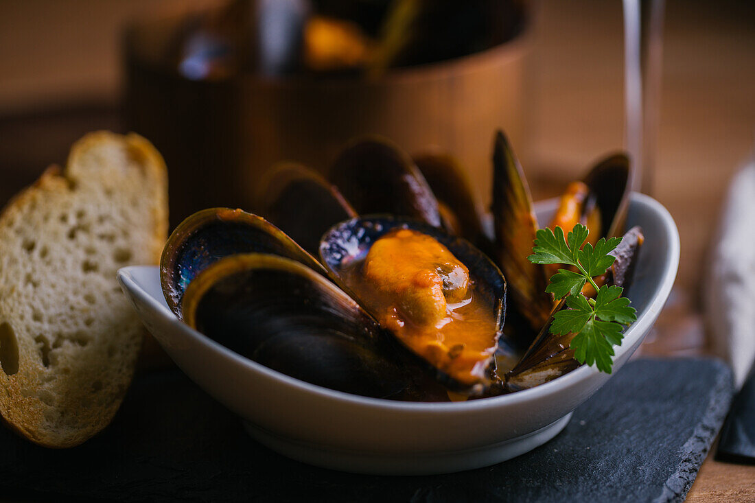 Leckere Muscheln mit Kräutern in einer Schale