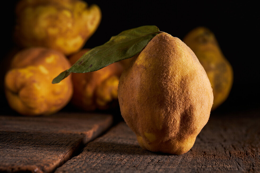 Frische ganze saure gelbe Zitronen auf hölzernem Hintergrund