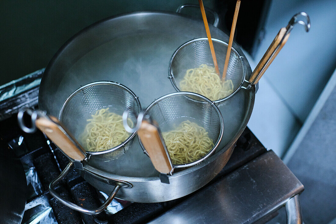 Stockfoto einer Kasserolle mit kochendem Wasser, in der Nudeln gekocht werden
