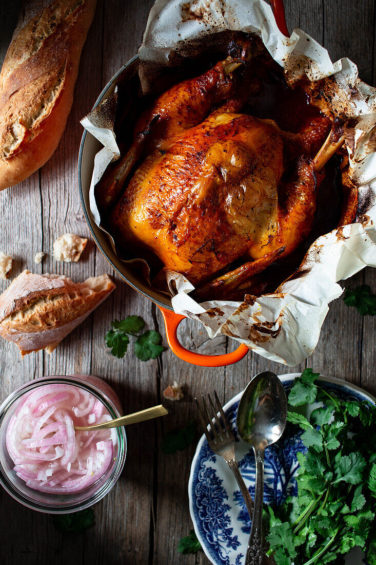 Von oben schönes Thanksgiving-Dinner mit gebratenem Huhn Pollo pibil auf Holztisch