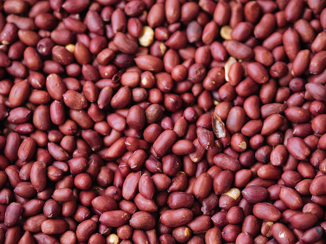 Vollbild von leckeren roten getrockneten geschälten Erdnüssen in einem Stapel auf der Oberfläche platziert