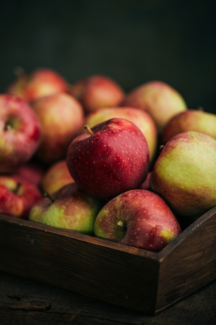 Frische rote Äpfel auf dunklem Hintergrund