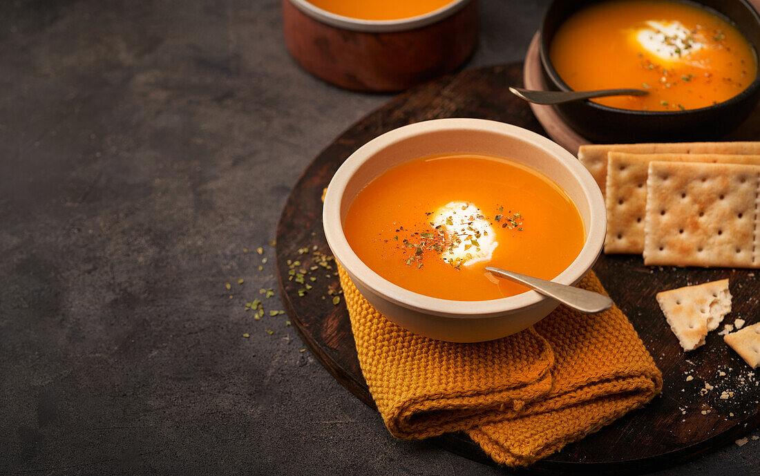 Köstlicher Teller mit cremiger Kürbissuppe von oben gesehen