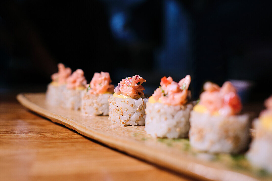 Stockfoto eines leckeren Tellers mit Sushi in einem japanischen Restaurant