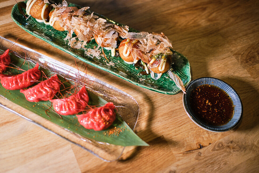 Stockfoto von köstlichen Sushi-Tellern mit speziellen Soßen