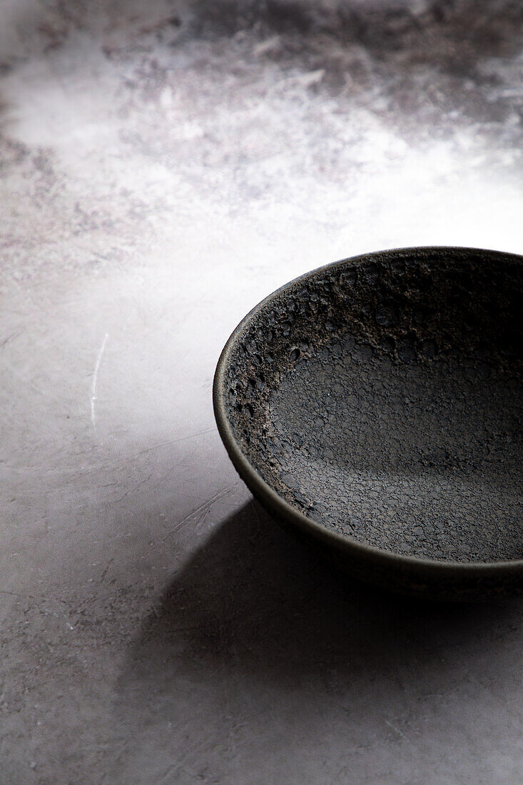 Leere Keramikschüssel für die Zubereitung von Speisen auf einem Tisch in einem Restaurant, von oben betrachtet