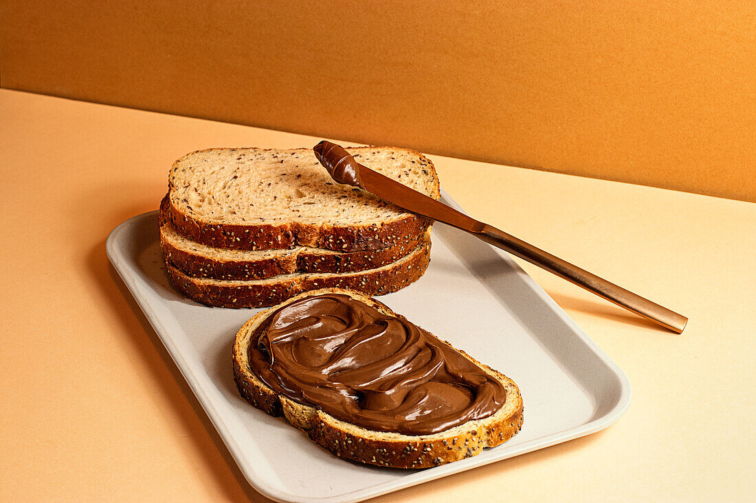 Schokoladencreme-Sandwich auf einem Tablett auf dem Tisch, bereit zum Frühstück