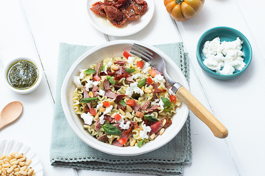 Von oben appetitlicher Salat mit verschiedenen frischen Zutaten auf weißem Holztisch