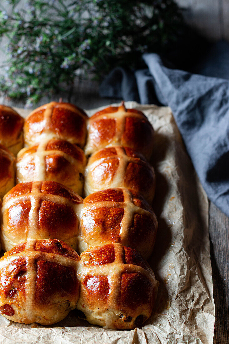 Ernte frisch gebackene Hot Cross Brötchen auf Backblech