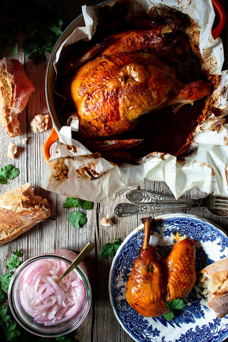Von oben schönes Thanksgiving-Dinner mit gebratenem Huhn Pollo pibil auf Holztisch