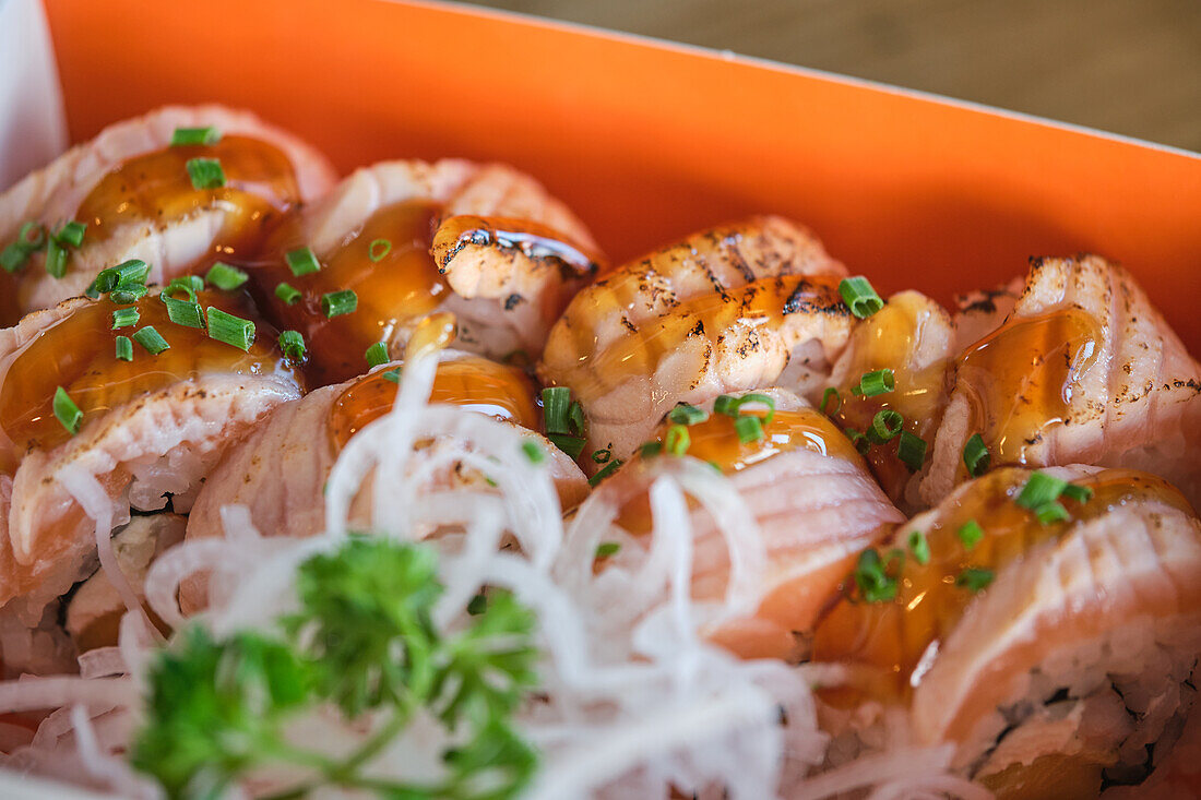 Stockfoto einer köstlichen Schachtel Sushi mit speziellen Saucen