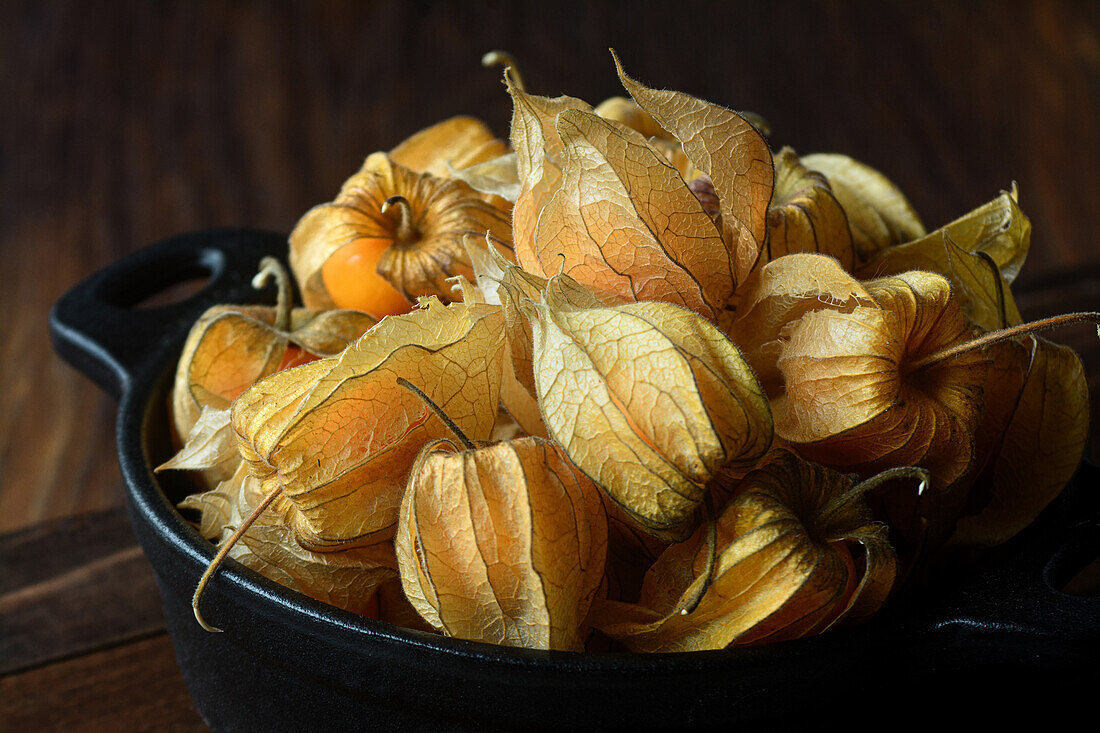 Aguaymanto Peruvian GroundCherry in einer Schale auf dunklem Hintergrund