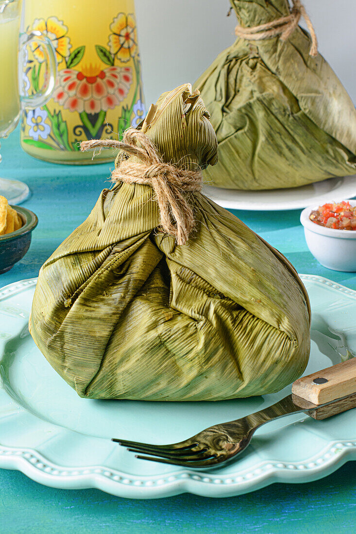 Zubereitet von Juanes, typisches amazonisches Essen in Kochbananenblättern. Typisches Dschungelgericht mit Reis, Huhn und Dressing