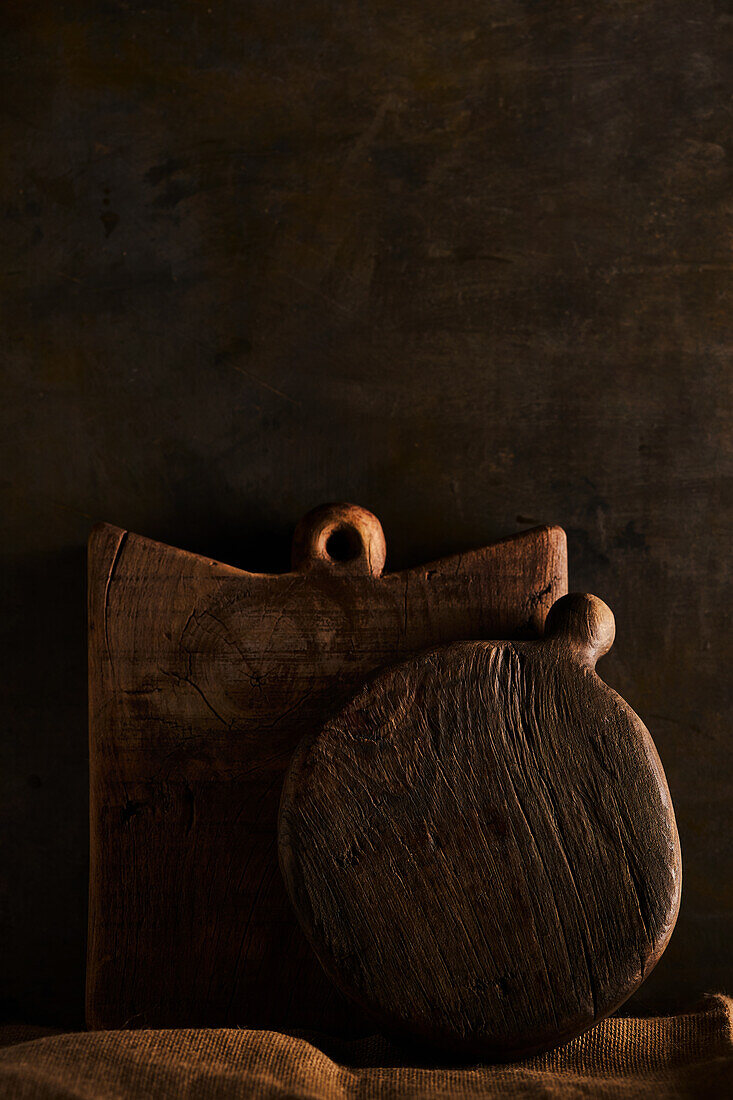 Handgefertigtes Holzschneidebrett in brauner Farbe auf rustikalem Tisch