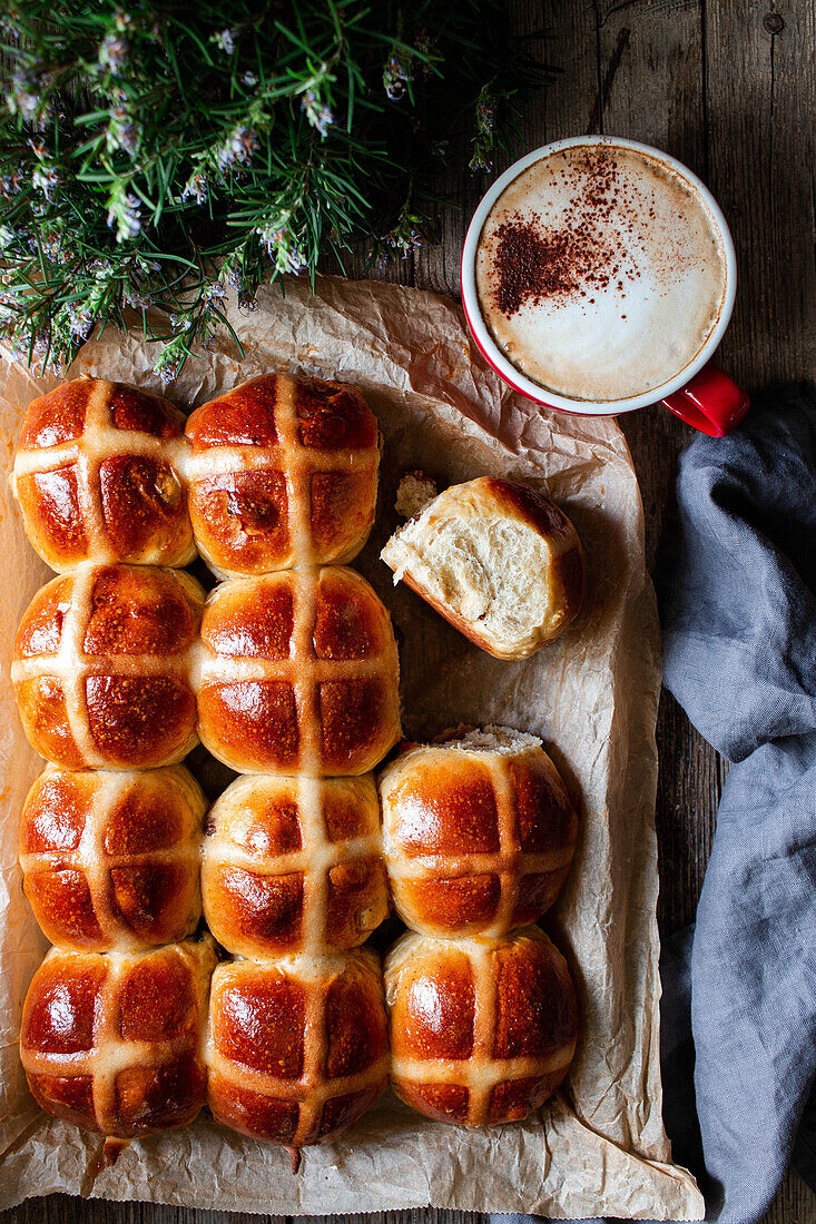 Ernte frisch gebackene Hot Cross Brötchen auf Backblech