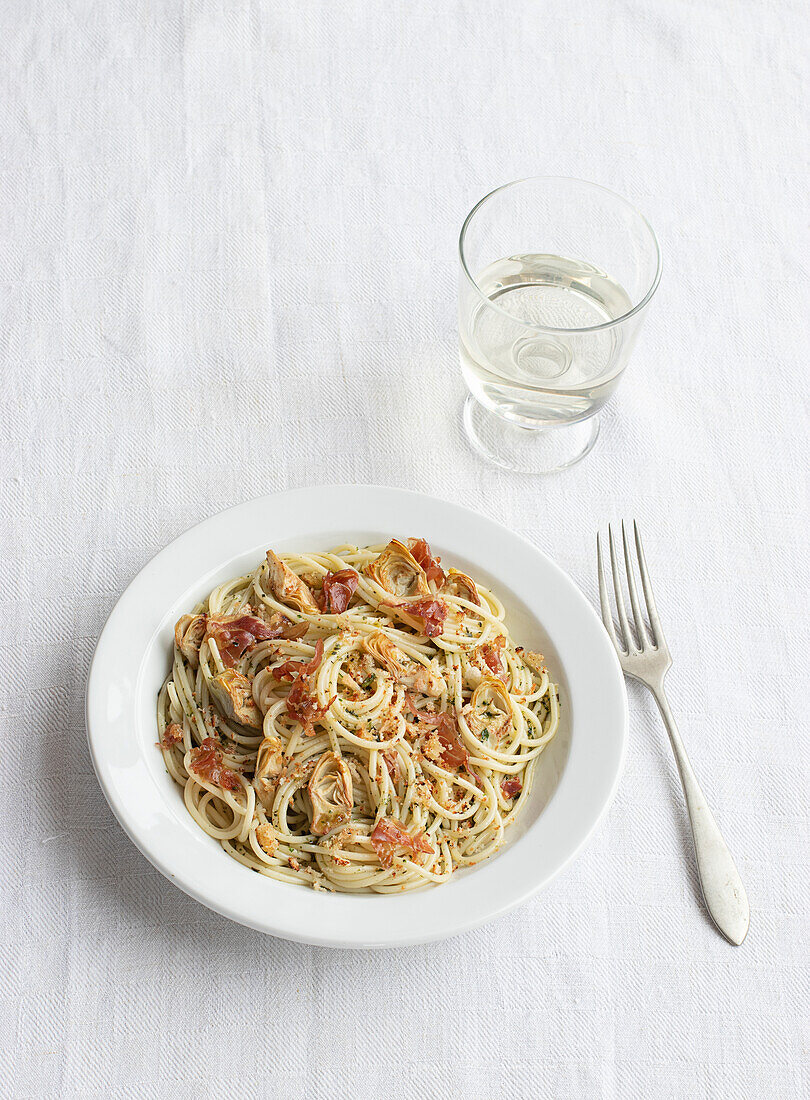 Nahaufnahme eines Tellers mit Spaghetti mit Artischocken von oben gesehen