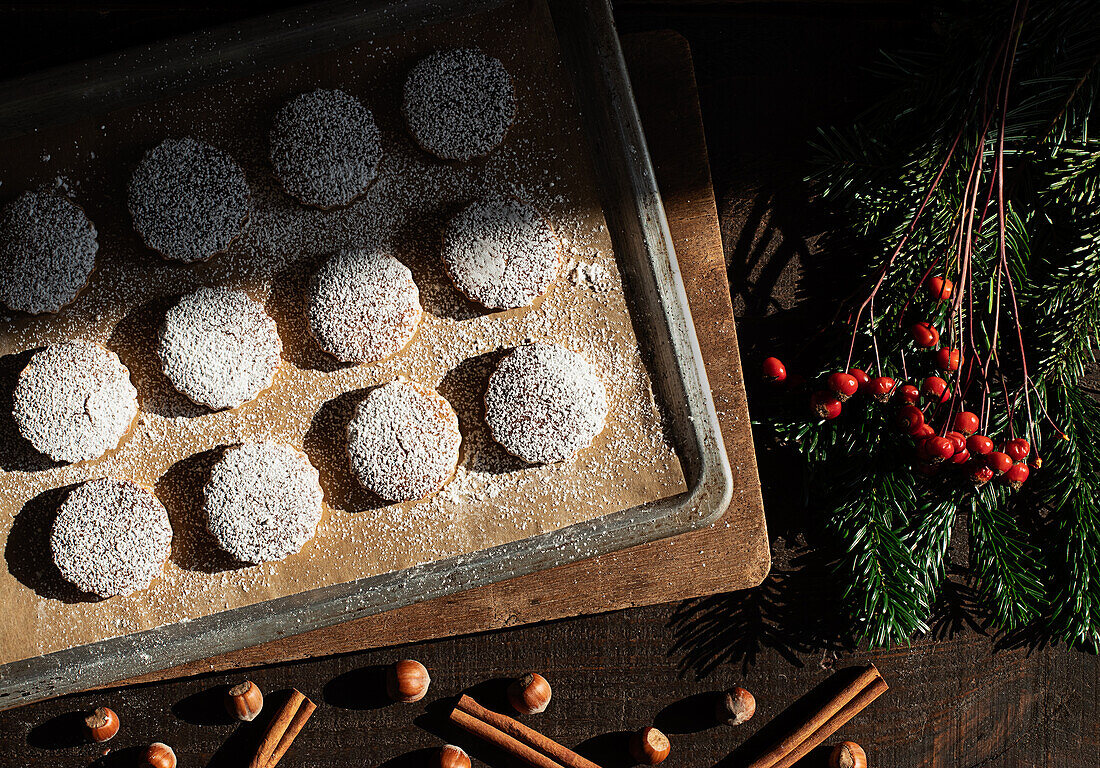 Draufsicht auf weihnachtliches Haselnuss-Mürbegebäck auf einem Holztisch