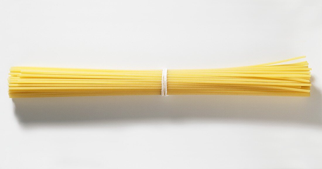 Ein Bund Spaghetti (mit Faden zusammengebunden)