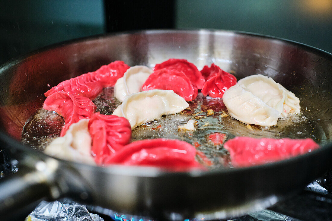 Stockfoto eines Kochtopfs mit Öl und frischen Zutaten in einem Restaurant