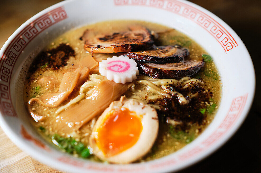 Stockfoto von leckerer Ramen-Suppe mit gekochtem Ei und Pilzen in einem japanischen Restaurant