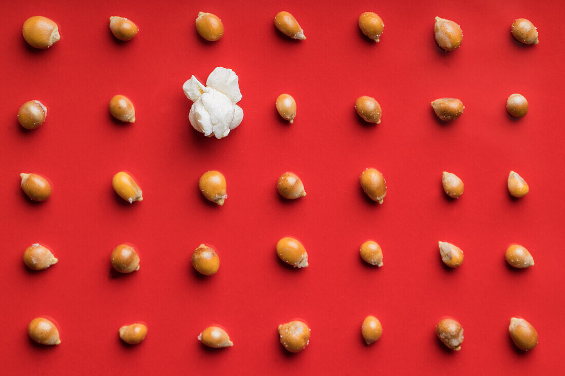 Nahaufnahme von Popcorn auf rotem Hintergrund