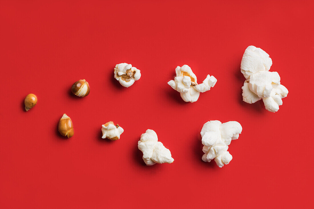 Nahaufnahme von Popcorn auf rotem Hintergrund