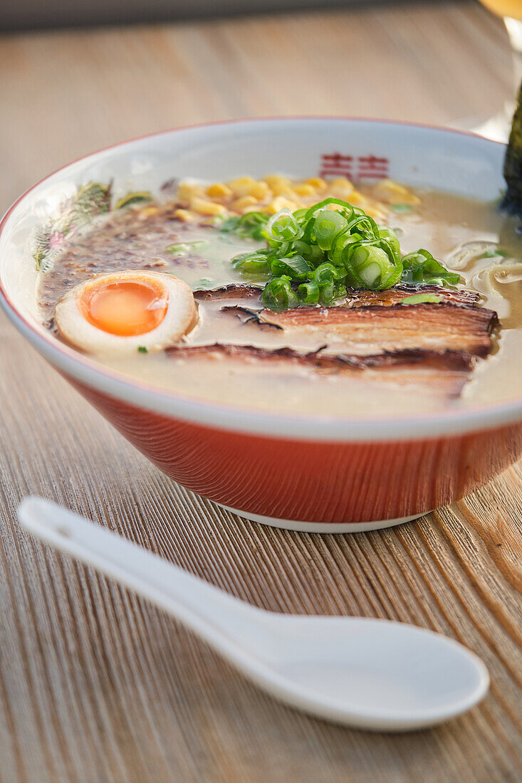Stockfoto von leckerer Ramen-Suppe mit gekochtem Ei und Fleisch in japanischem Restaurant