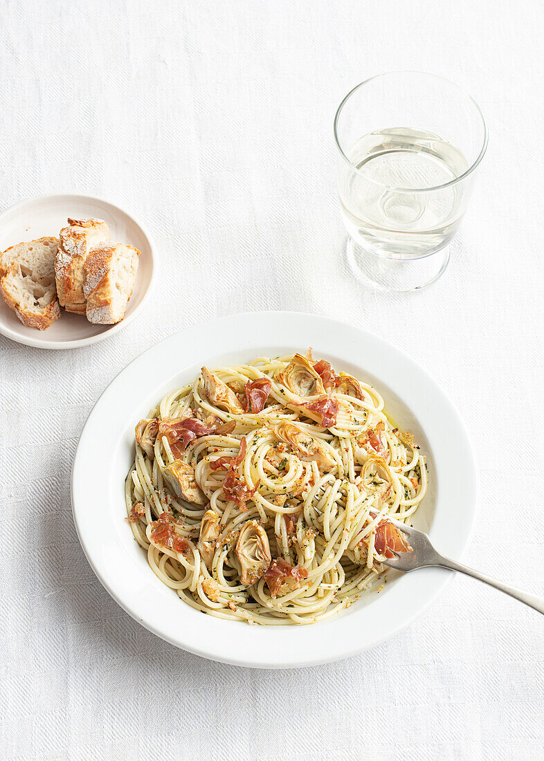 Nahaufnahme eines Tellers mit Spaghetti mit Artischocken von oben gesehen