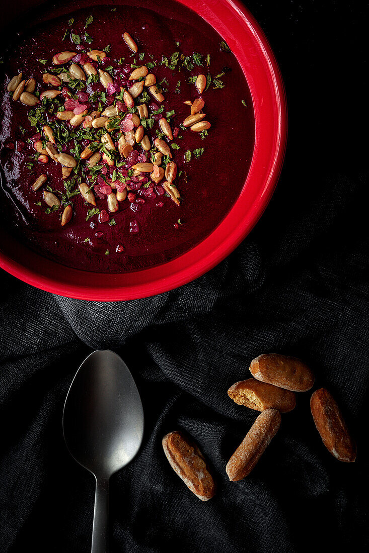 Gesunde Rübensuppe, Borschtsch. Flach gelegt. Von oben. detox