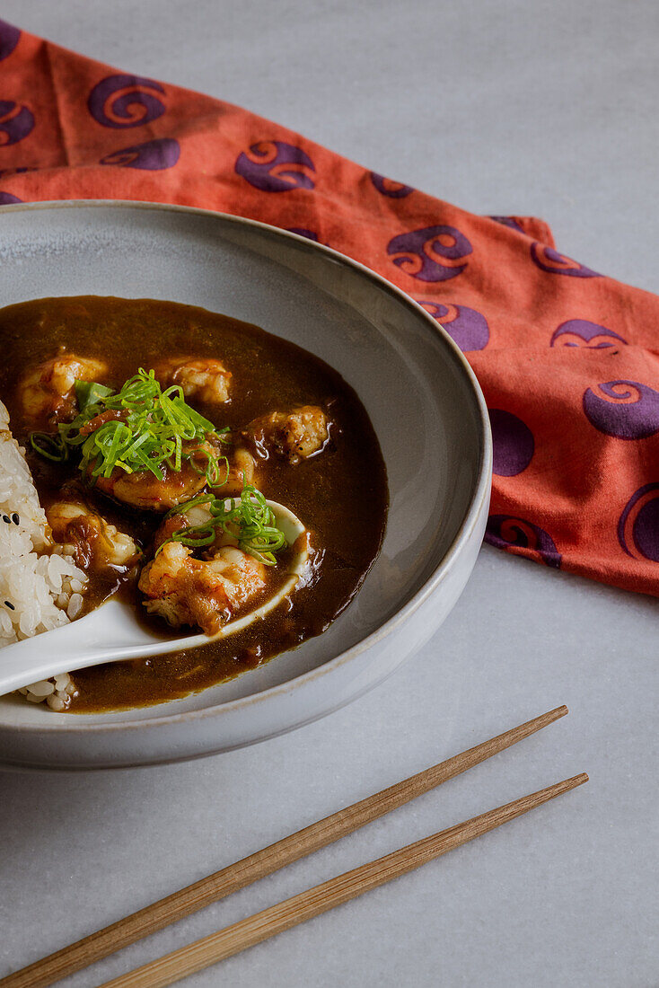 Japanischer Curryreis mit Krabben