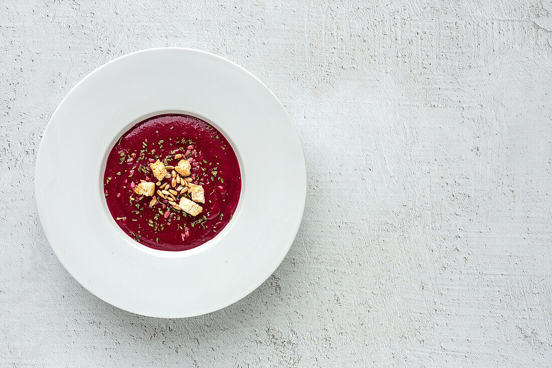 Gesunde Rübensuppe, Borschtsch. Flach gelegt. Von oben. detox