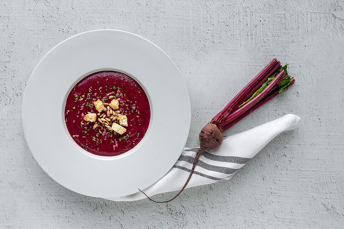 Gesunde Rübensuppe, Borschtsch. Flach gelegt. Von oben. detox