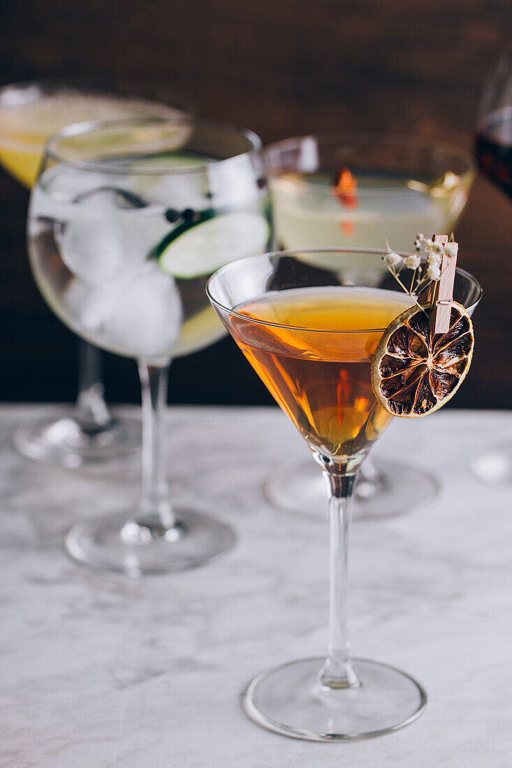 Set verschiedener zeitgenössischer klassischer Alkoholcocktails in verschiedenen Gläsern auf dem Tisch