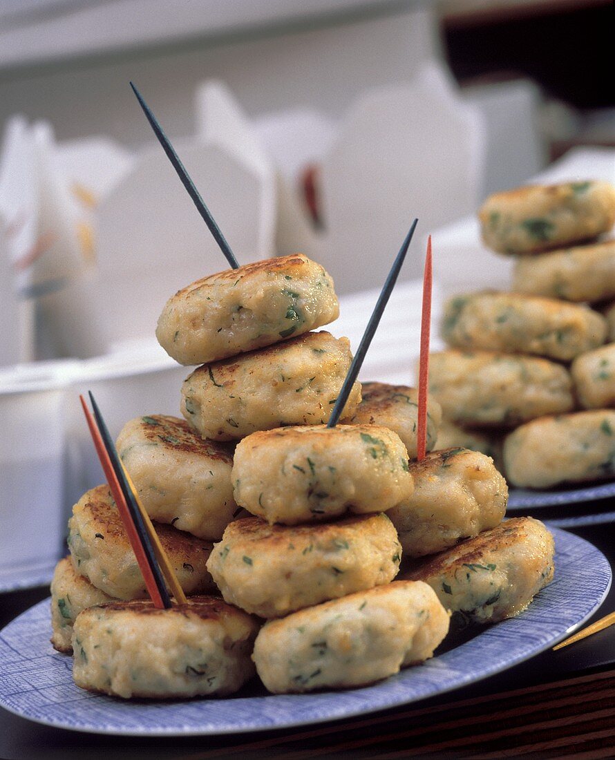 Mini-Fischfrikadellen mit Partyspiesschen auf Teller