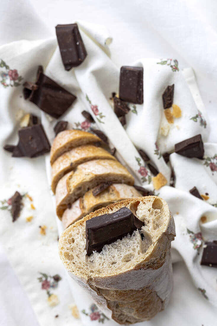 Von oben auf ein Stück köstliche Schokolade in einem appetitlichen, frisch gebackenen Baguette-Brot in der Küche