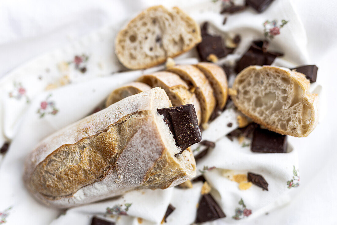 Von oben auf ein Stück köstliche Schokolade in einem appetitlichen, frisch gebackenen Baguette-Brot in der Küche