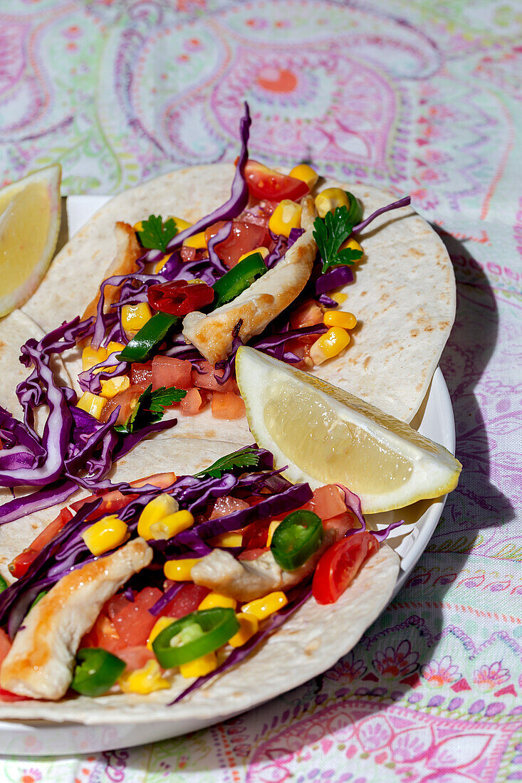 Hausgemachte mexikanische Tacos mit frischem Gemüse und Huhn mit starkem Licht auf Farbe Hintergrund. Gesundes Essen. Typisch mexikanisch
