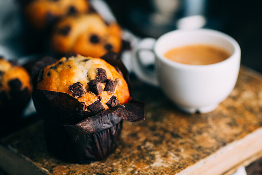 Schokoladenmuffins und Kaffeetasse auf dunklem Hintergrund