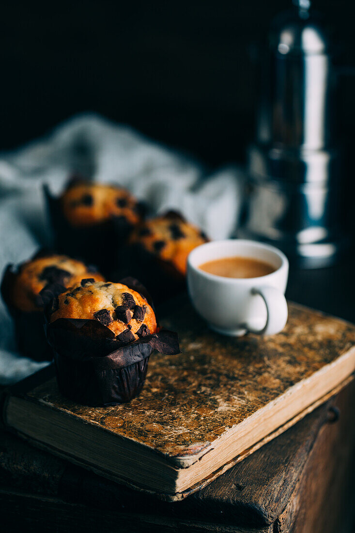 Schokoladenmuffins und Kaffeetasse auf dunklem Hintergrund