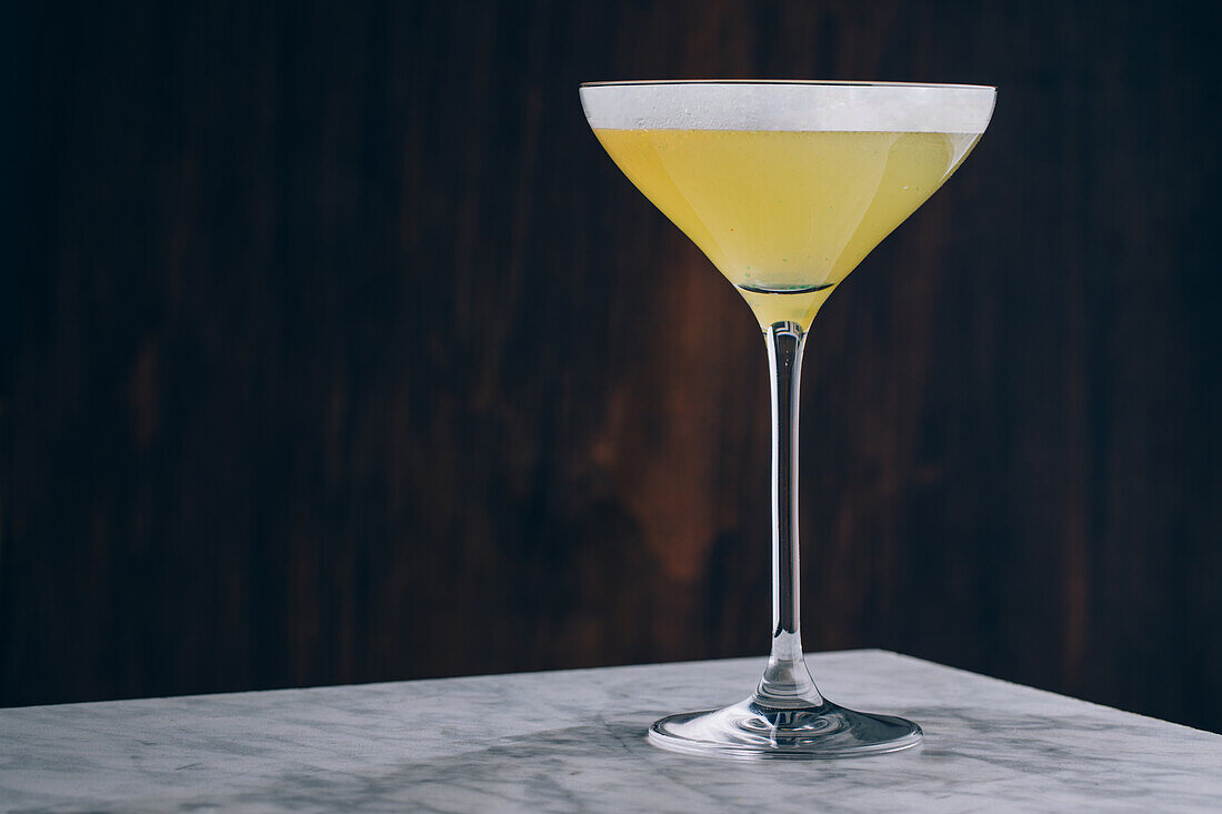 Glas erfrischenden Alkohol Daiquiri-Cocktail mit Rum und Limettensaft auf dem Tisch serviert