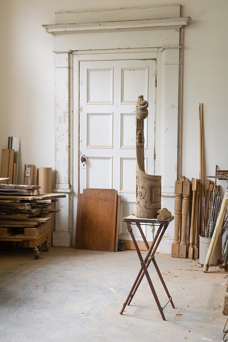 Holzwerkstatt mit einer geschnitzten Skulptur