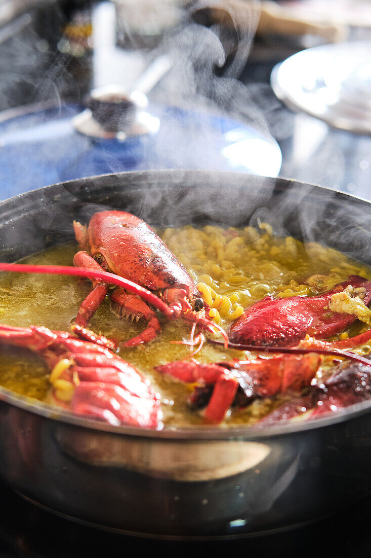 Typisch spanisches FideuŠ mit roten Garnelen im Kochtopf