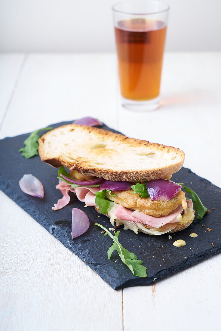 Sandwich with deep-fried artichokes, ham and cheese