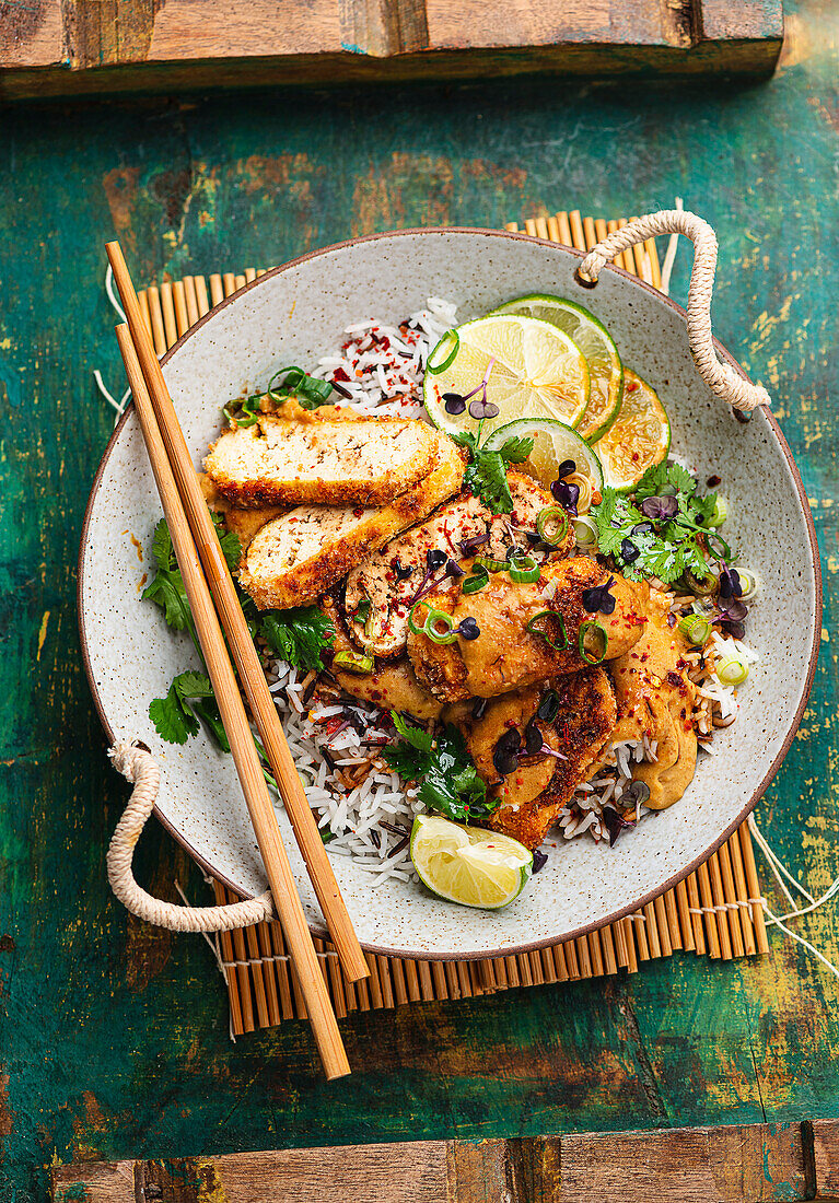 Veganes Kokosmilch-Curry mit knusprigem Tofu und Reis