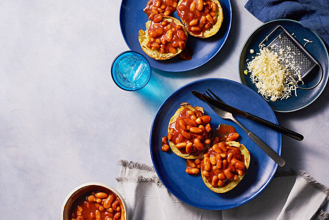 Kartoffelschalen gefüllt mit Baked Beans