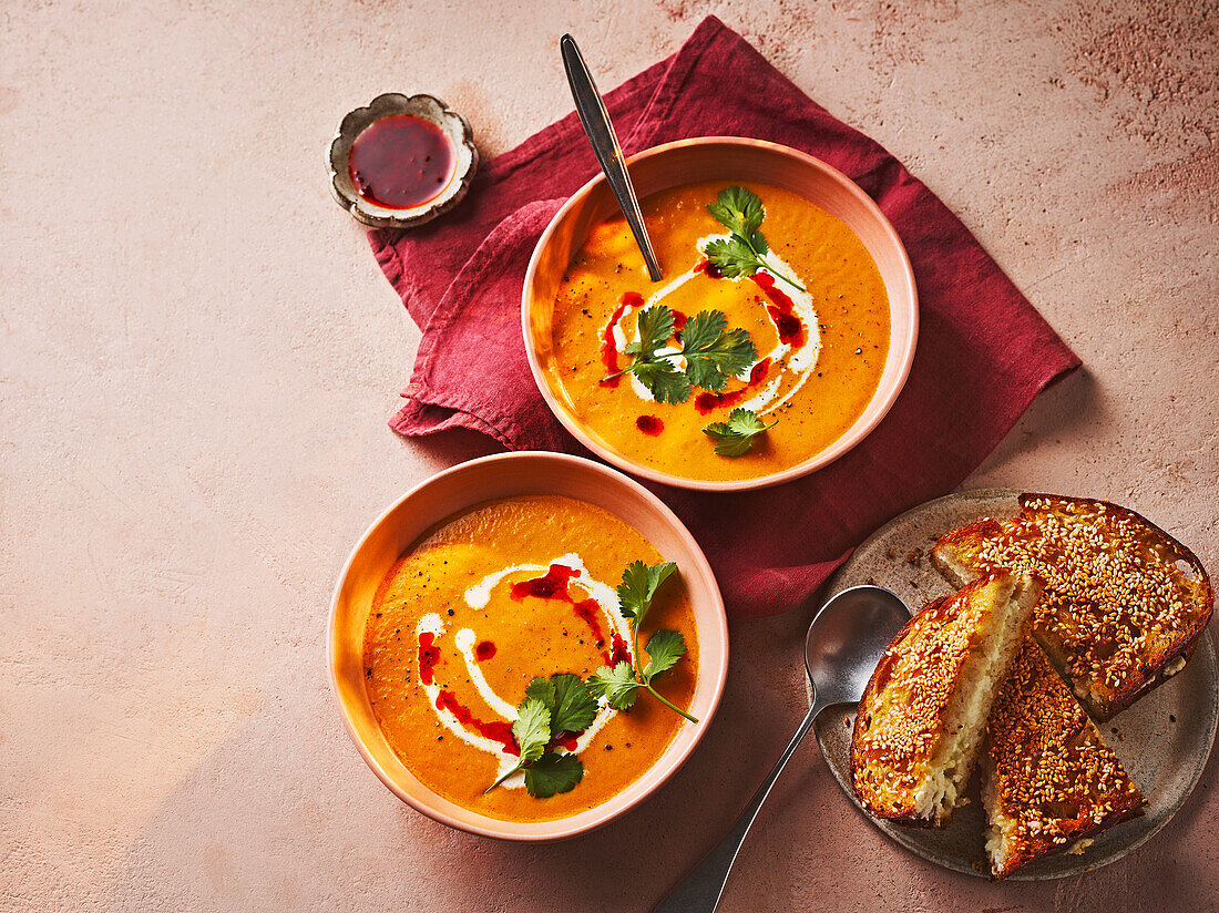 Möhren-Harissa-Suppe mit Möhrenchips und Halloumi-Croutons