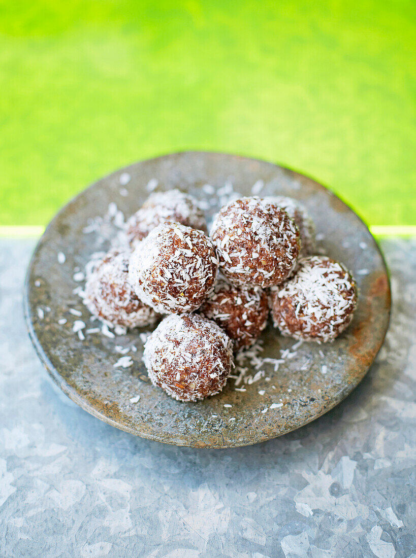 Energy balls with coconut