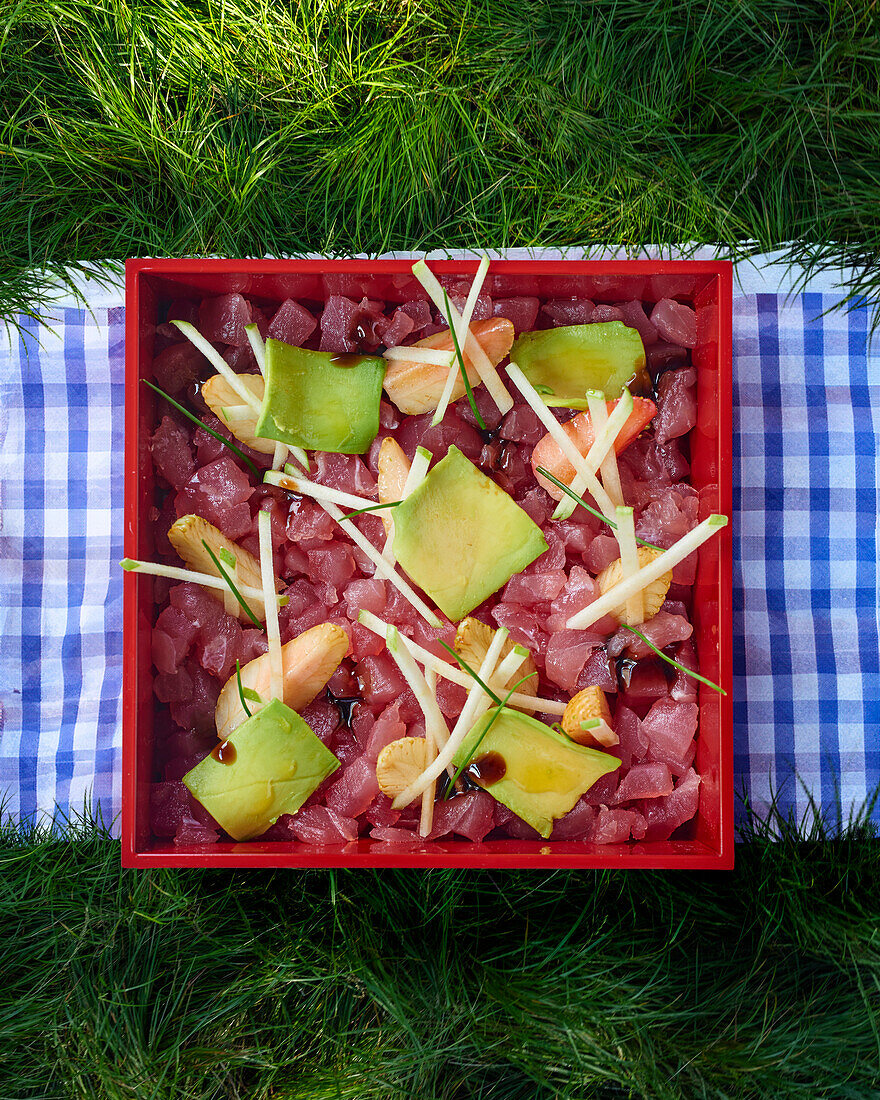 Raw tuna salad with avocado and apples