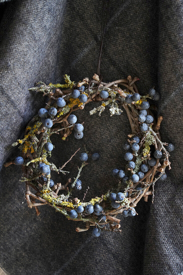 Kranz aus Weinreben und Schlehenbeeren