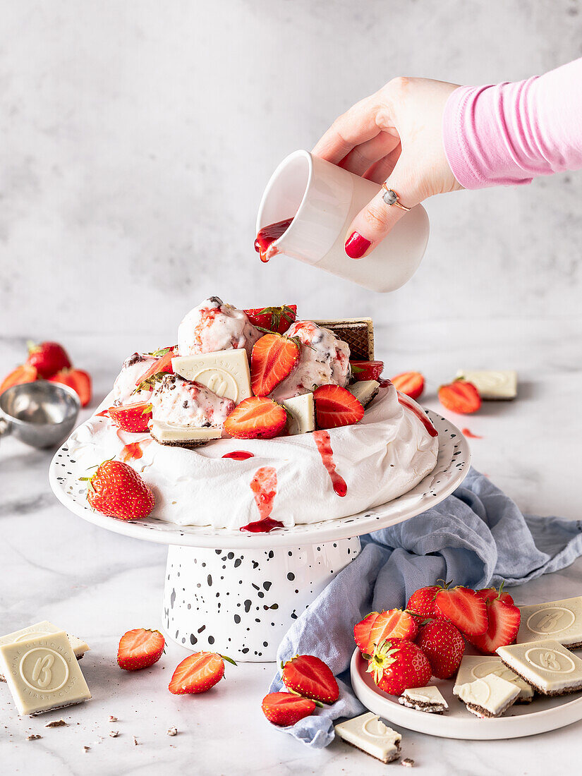 Erdbeer-Pavlova mit Cookie-Eis und Keksen